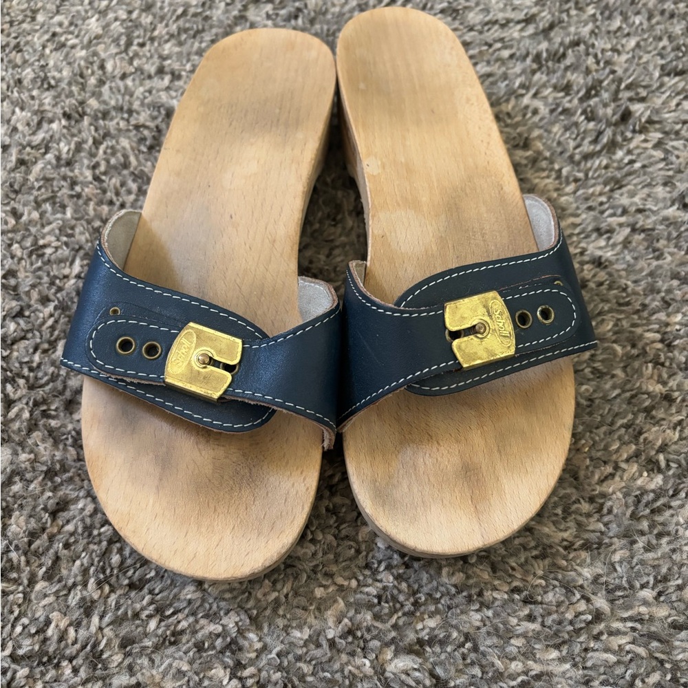 Dr. Scholl’s Wooden Sole Sandals with Navy Strap and Gold Buckle Size 7